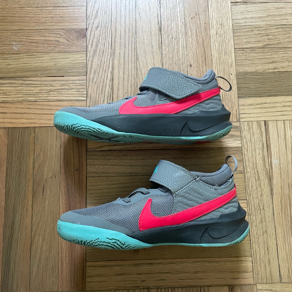 NIKE Team Hustle D 10 - Size 2Y Little Kids in Great Condition